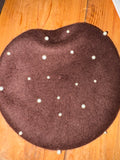 Baret met pareldetails coffee