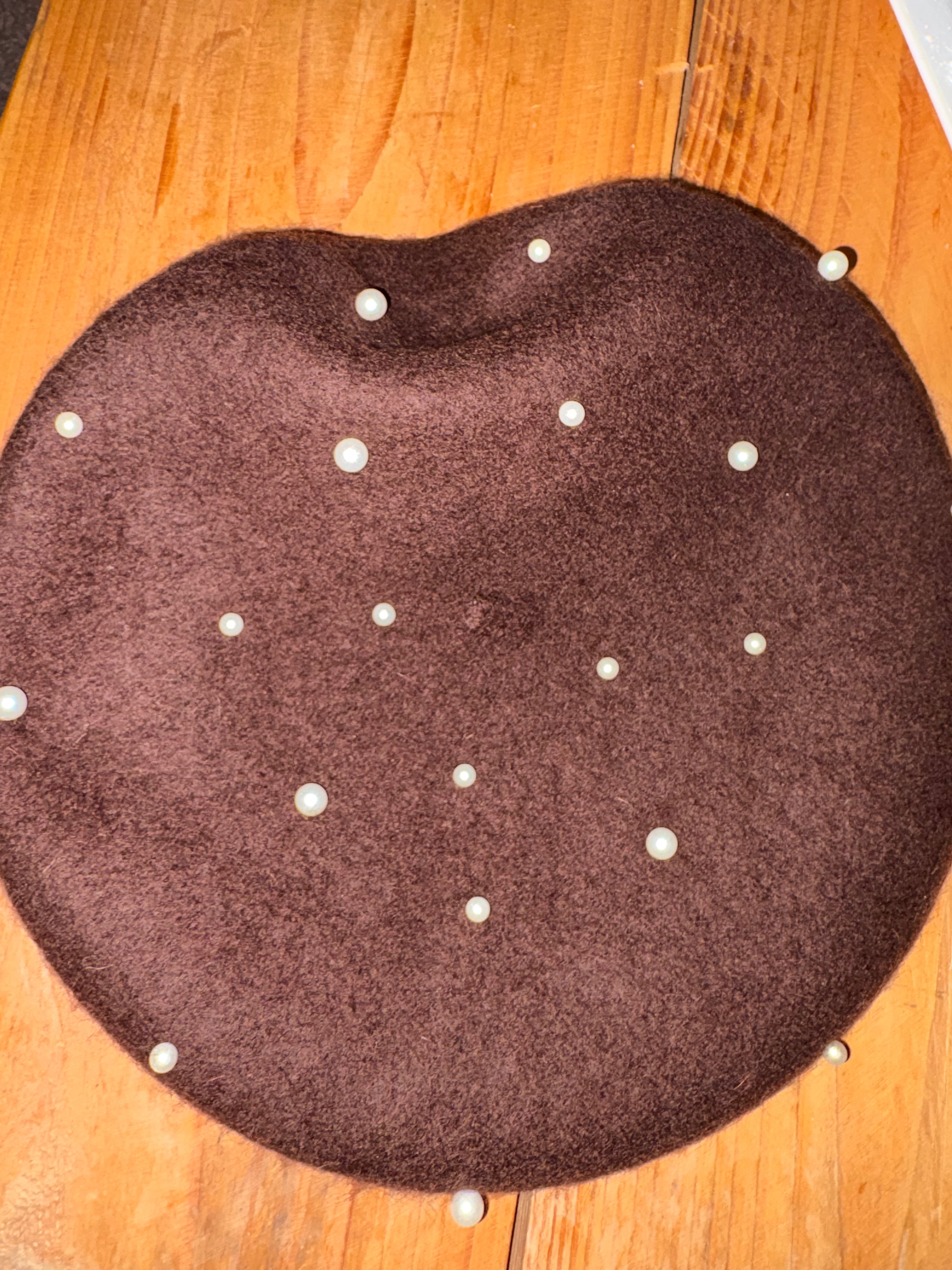 Baret met pareldetails coffee