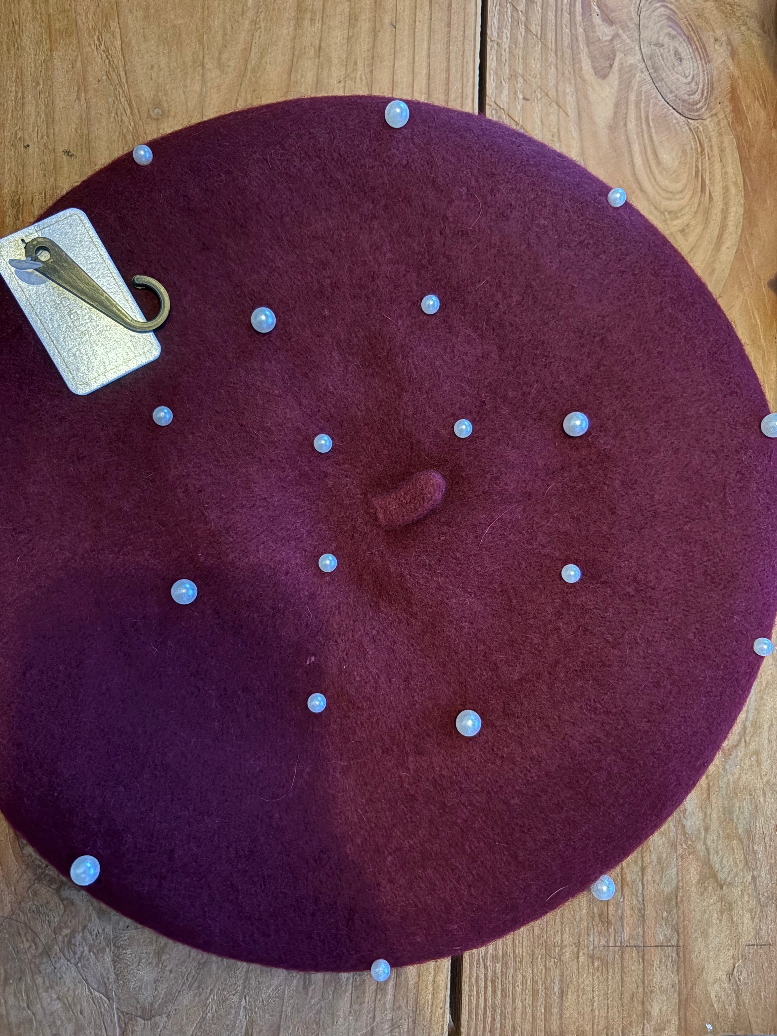 Baret met pareldetails bordeaux